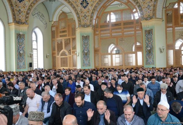 В мечетях Азербайджана совершен праздничный намаз (ФОТО)