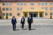 Президент Ильхам Алиев и Первая леди Мехрибан Алиева приняли участие в открытии полной средней школы номер 304 в бакинском поселке Кюрдаханы (ФОТО/ВИДЕО)