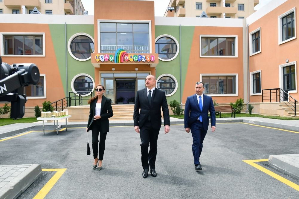 Президент Ильхам Алиев и Первая леди Мехрибан Алиева приняли участие в открытии нового жилого комплекса для семей шехидов и инвалидов войны в Сабунчинском районе Баку (ФОТО/ВИДЕО)
