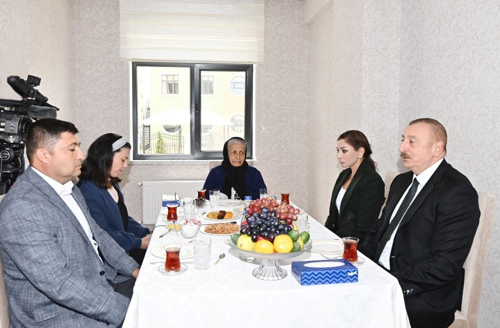 First Vice-President Mehriban Aliyeva has sincere conversation with mother of martyr Mahir Mammadov (PHOTO)