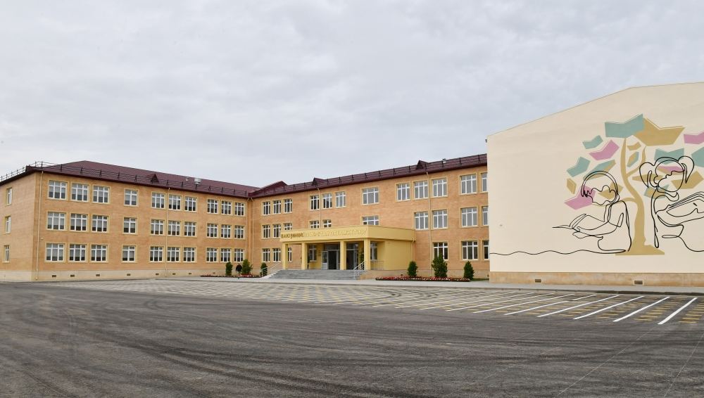 Президент Ильхам Алиев и Первая леди Мехрибан Алиева приняли участие в открытии полной средней школы номер 304 в бакинском поселке Кюрдаханы (ФОТО/ВИДЕО)