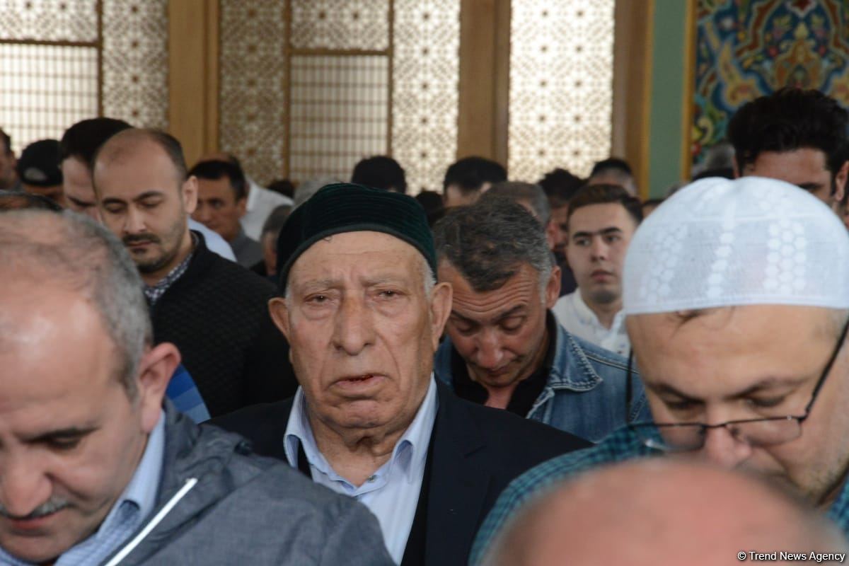 Ramadan holiday prayer carried out at Azerbaijani mosques (PHOTO)