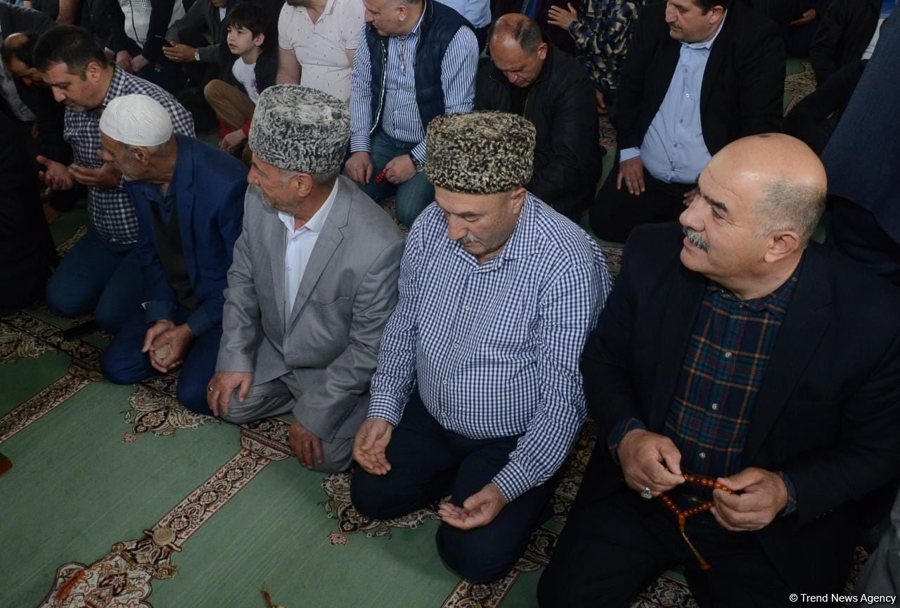 Ramadan holiday prayer carried out at Azerbaijani mosques (PHOTO)