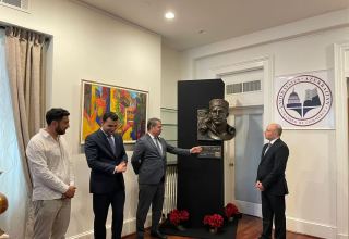 Bust of famous Azerbaijani playwright Huseyn Javid presented to USACC (PHOTO)