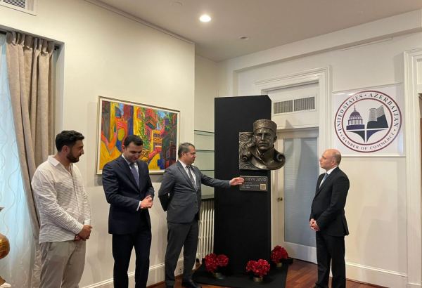 Bust of famous Azerbaijani playwright Huseyn Javid presented to USACC (PHOTO)