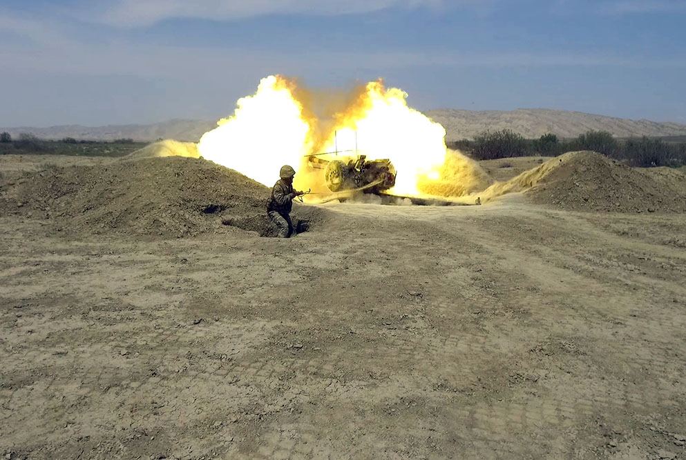 В Азербайджане прошли тактические учения ракетно-артиллерийских подразделений с боевыми стрельбами (ВИДЕО)
