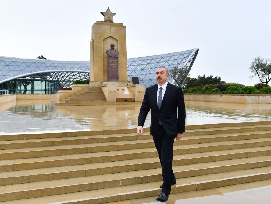 President Ilham Aliyev pays tribute to Azerbaijanis who died for the victory over fascism (PHOTO/VIDEO)