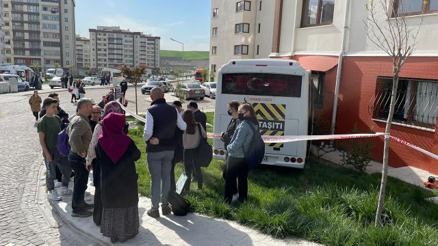 Ankarada məktəb avtobusu yaşayış evinə çırpılıb, 11 nəfər xəsarət alıb (FOTO)