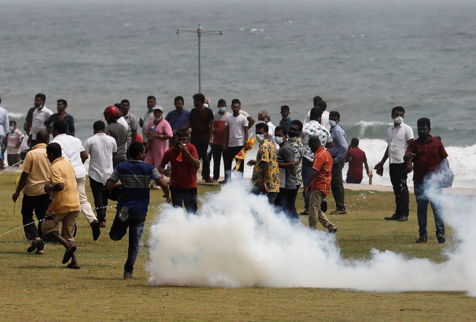 Şri-Lankada etirazçılar istefa verən baş nazirin iqamətgahını yandırıblar