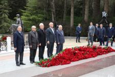 AHİK rəhbərliyi Fəxri xiyabanda ulu öndər Heydər Əliyevin məzarını ziyarət edib (FOTO)