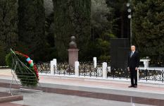 President Ilham Aliyev and First Lady Mehriban Aliyeva visit tomb of national leader Heydar Aliyev in Alley of Honors (PHOTO/VIDEO)