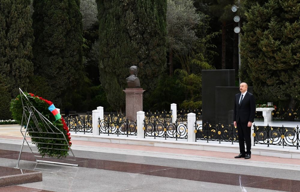 President Ilham Aliyev and First Lady Mehriban Aliyeva visit tomb of national leader Heydar Aliyev in Alley of Honors (PHOTO/VIDEO)
