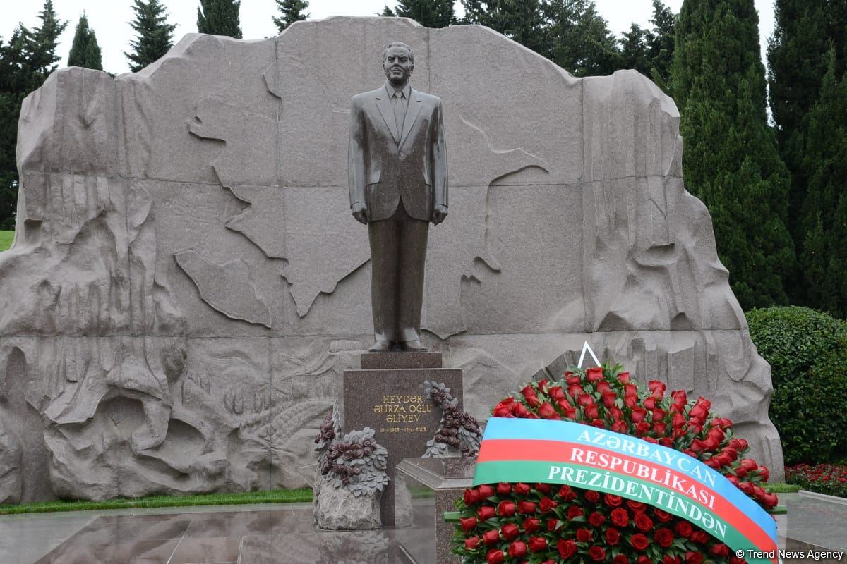 Azerbaijan honors memory of great leader Heydar Aliyev (PHOTO)