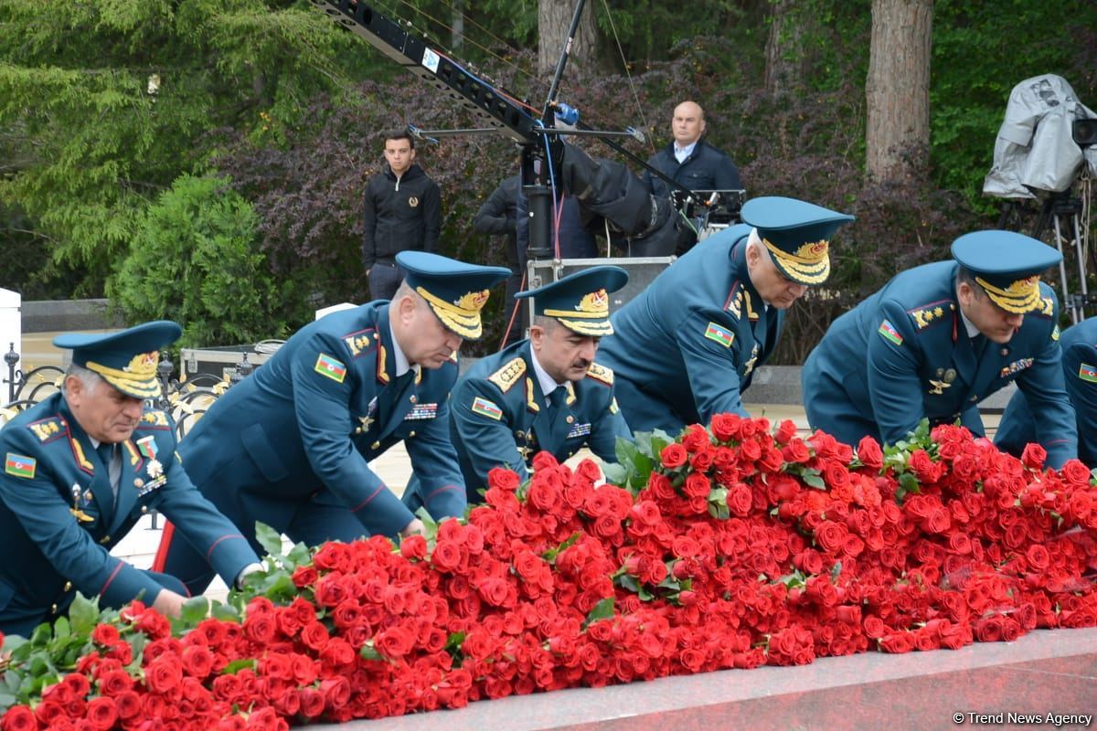 Azerbaijan honors memory of great leader Heydar Aliyev (PHOTO)