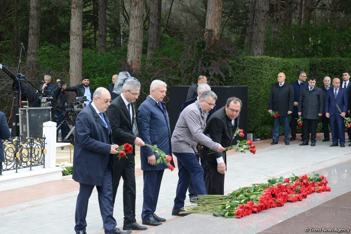 Azerbaijan honors memory of great leader Heydar Aliyev (PHOTO)