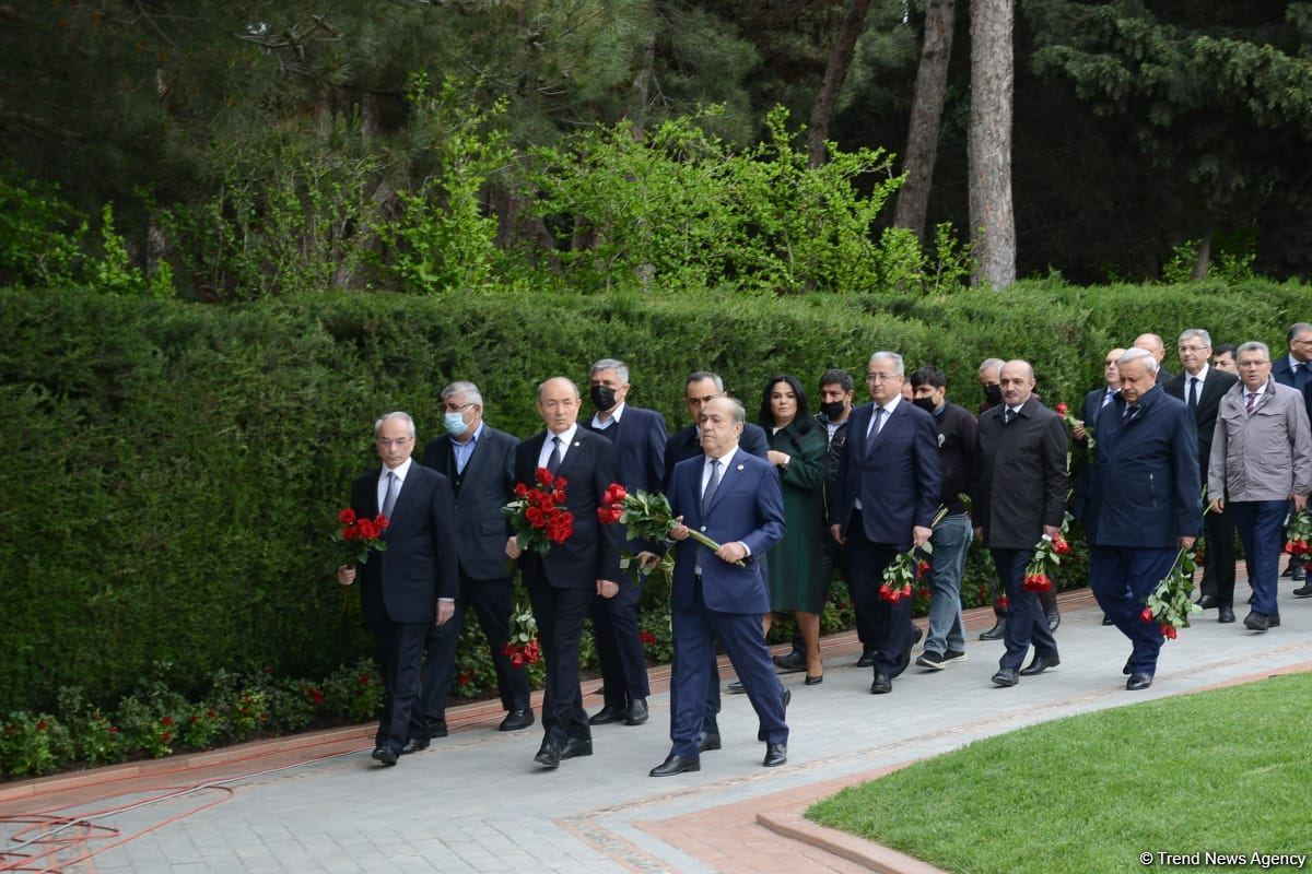Azerbaijan honors memory of great leader Heydar Aliyev (PHOTO)