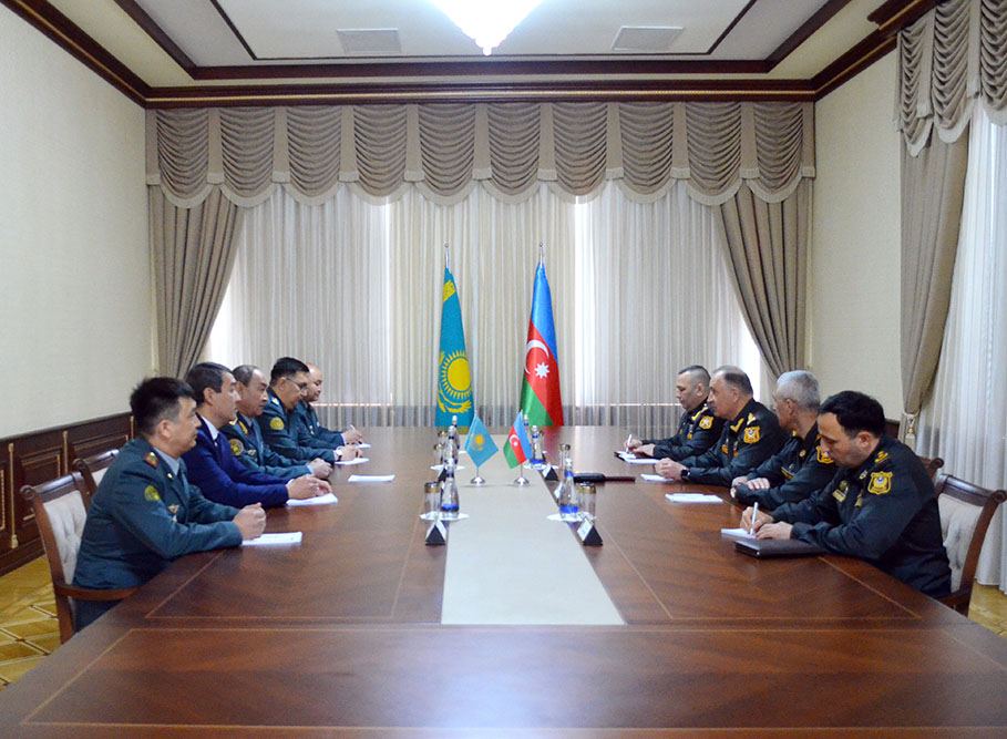 Azerbaijani defense minister meets chief of Kazakh MoD's General Intelligence Department (PHOTO)