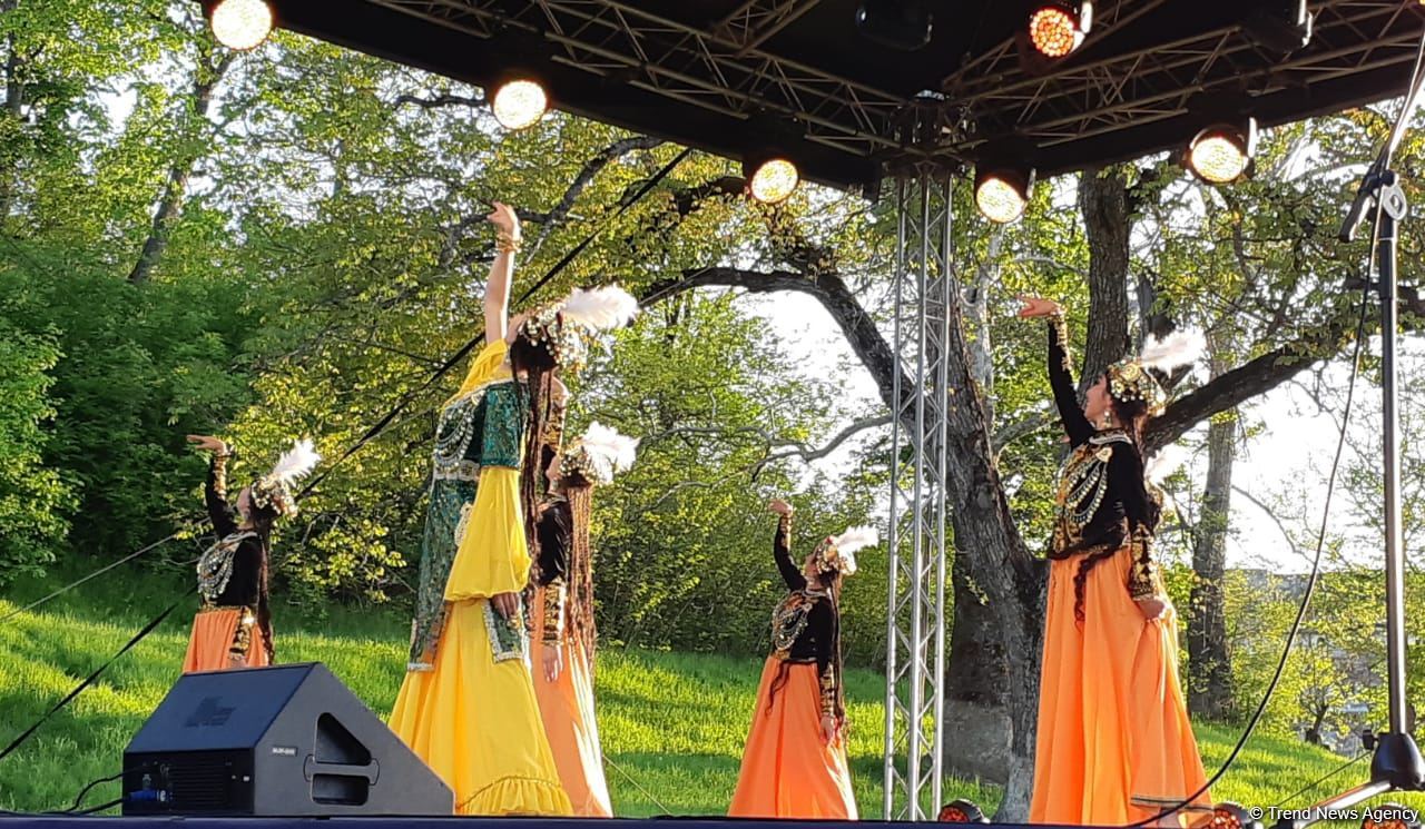 Танцевальные коллективы из Пакистана и Узбекистана выступили на V Международном фольклорном фестивале "Харыбюльбюль" (ФОТО/ВИДЕО)