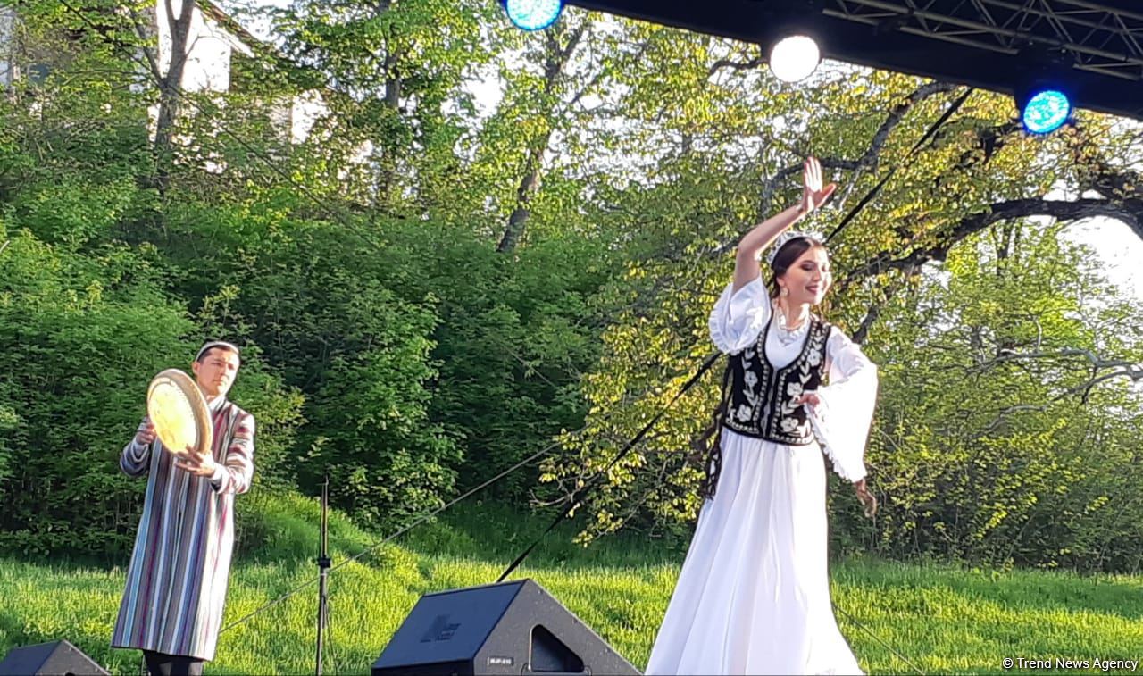 Танцевальные коллективы из Пакистана и Узбекистана выступили на V Международном фольклорном фестивале "Харыбюльбюль" (ФОТО/ВИДЕО)