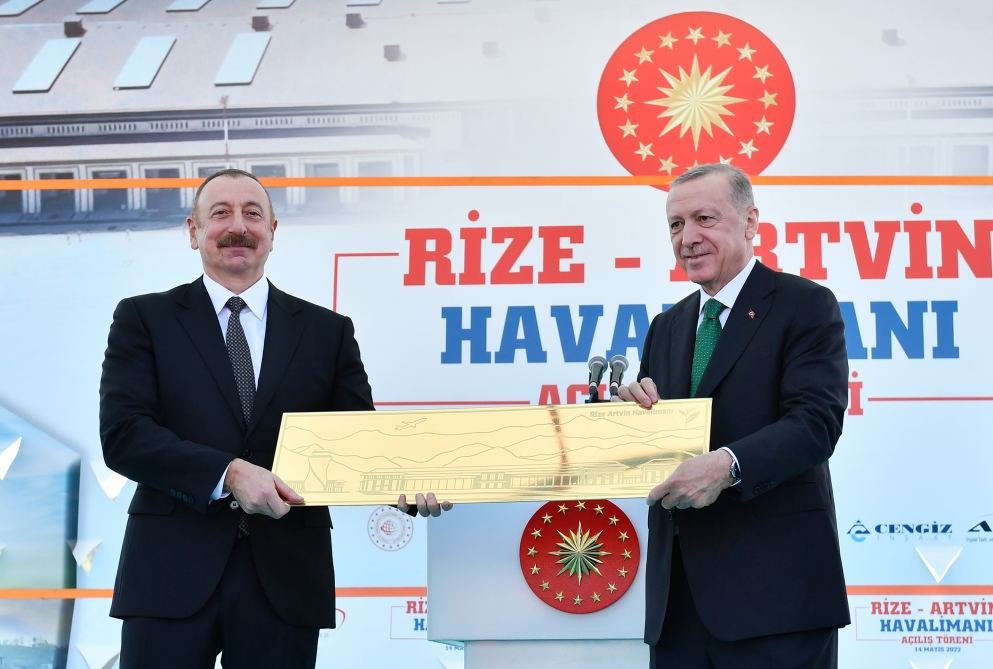 President Ilham Aliyev was presented with keepsakes on inauguration of Rize-Artvin Airport