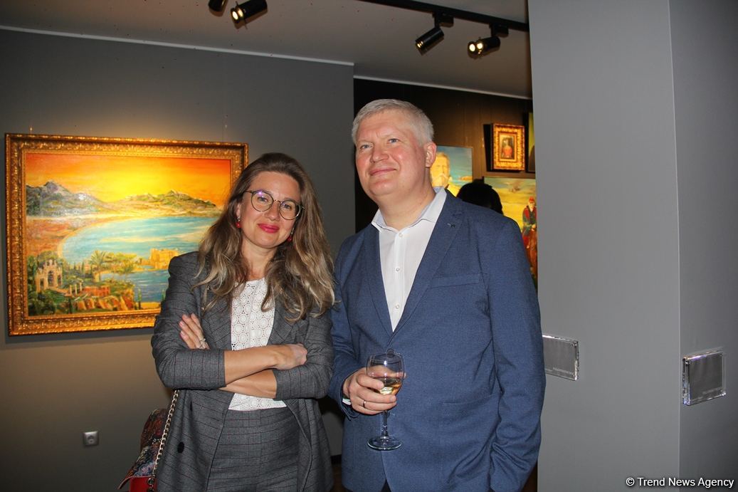В QGallery открылась персональная выставка работ посла Австрии в Азербайджане Александра Байерля "Вслед за солнцем" (ФОТО)