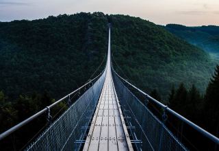 В чешских горах открылся самый длинный подвесной мост