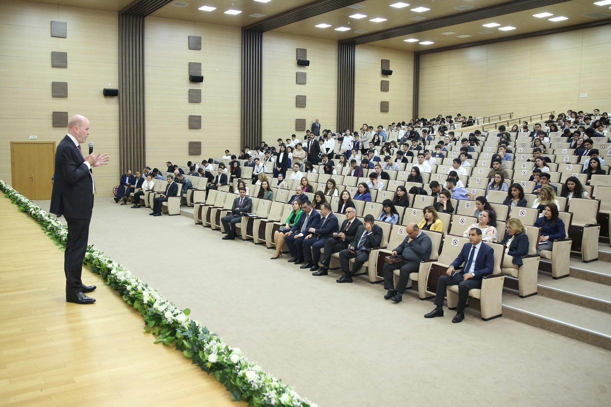 Региональный президент BP посетил Бакинскую высшую школу нефти (ФОТО)