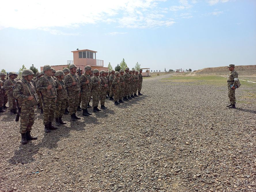 В Сухопутных войсках азербайджанской армии проведены практические занятия по огневой подготовке (ВИДЕО)