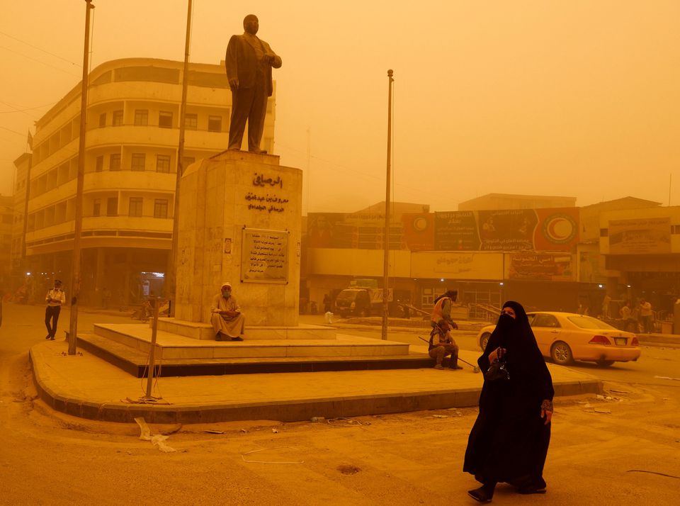 Sandstorm closes schools, offices and halts flights in Iraq