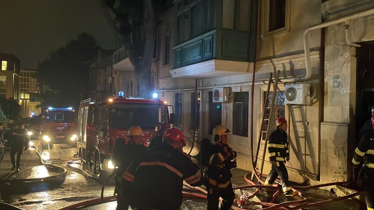 МЧС Азербайджана о пожаре в жилом доме в Баку