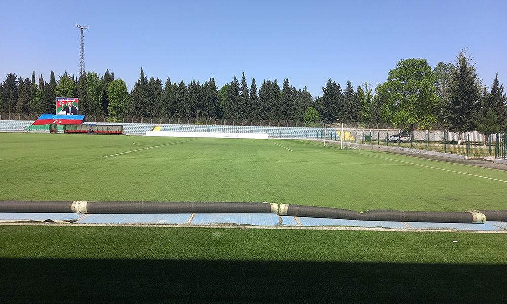 Tovuz şəhər stadionunun ot örtüyü yenilənir (FOTO)