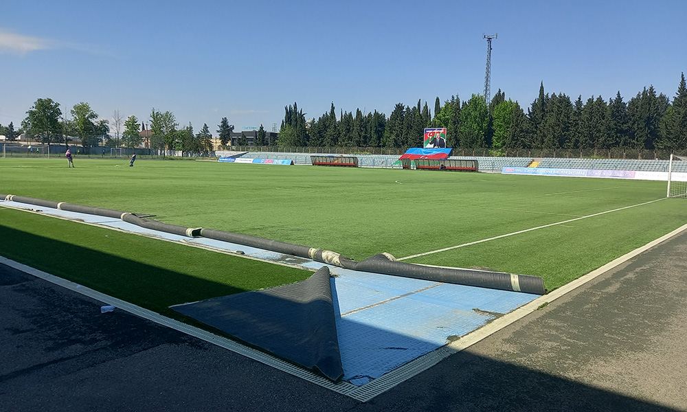 Tovuz şəhər stadionunun ot örtüyü yenilənir (FOTO)