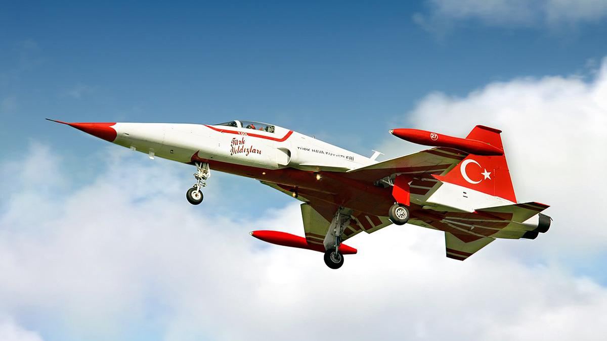 Турецкие истребители выполнили фигуры высшего пилотажа в небе над Баку (ВИДЕО)