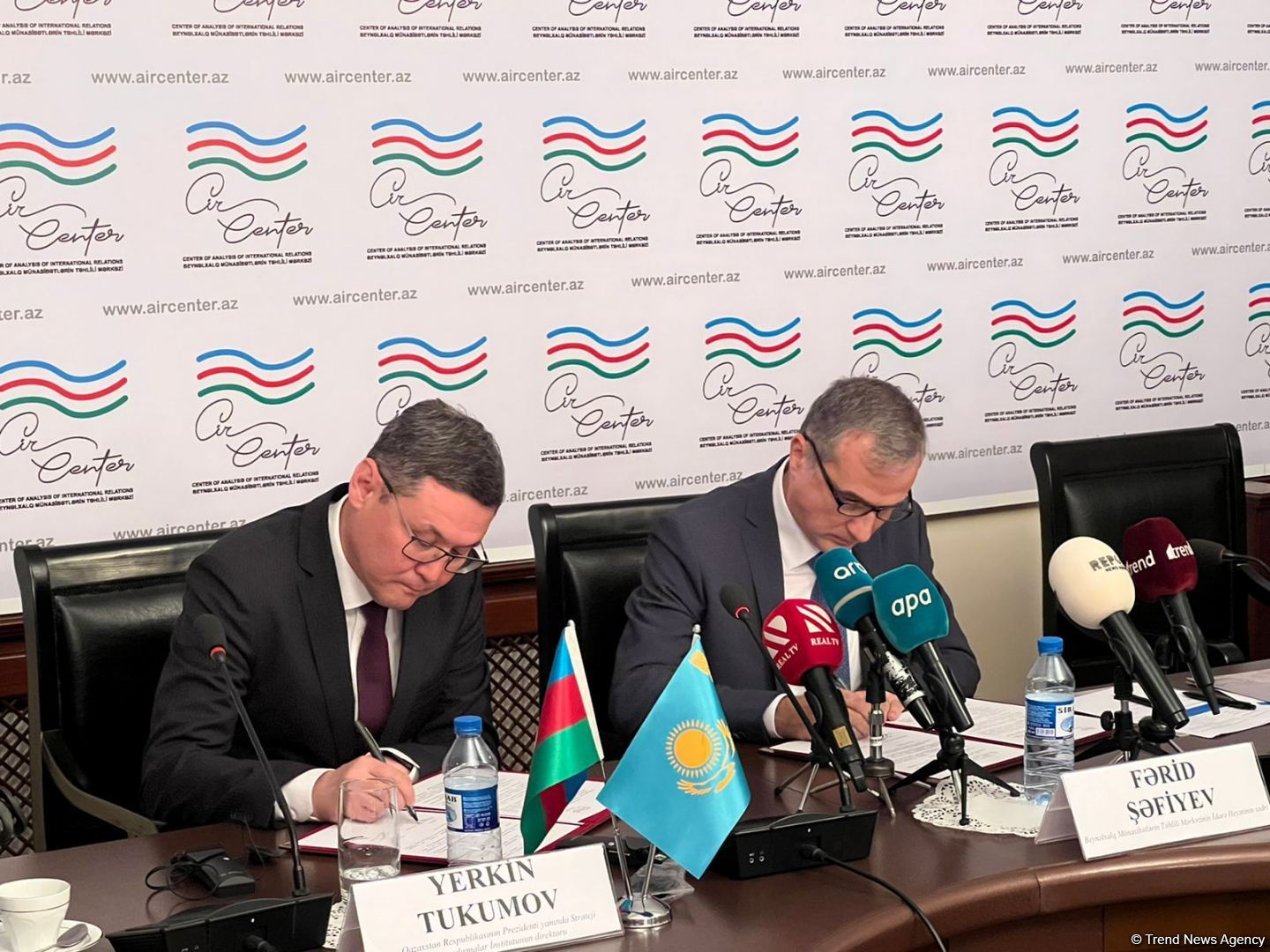 Azerbaijan, Kazakhstan sign memorandum on establishing Expert Council (PHOTO)