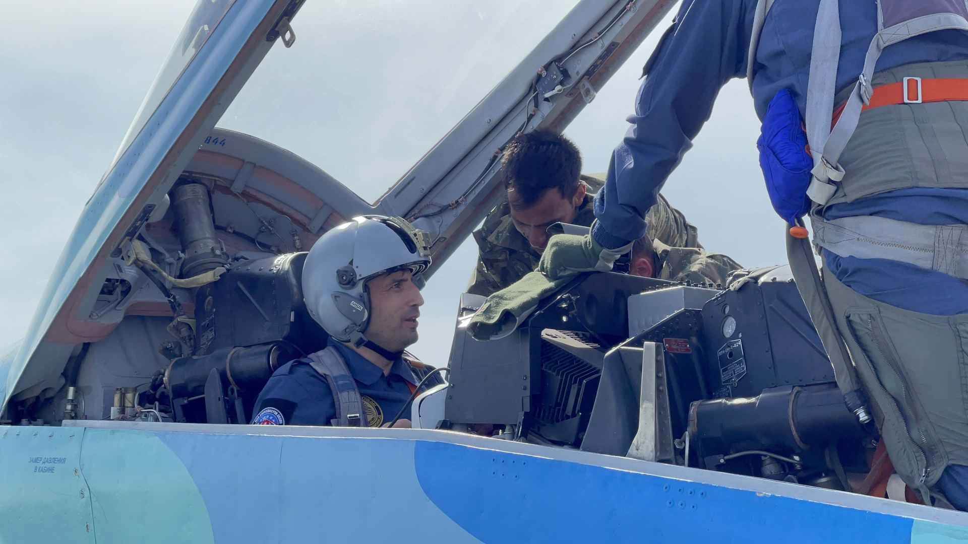 Сельджук Байрактар совершил полет над Баку на истребителе МиГ-29 (ФОТО/ВИДЕО)