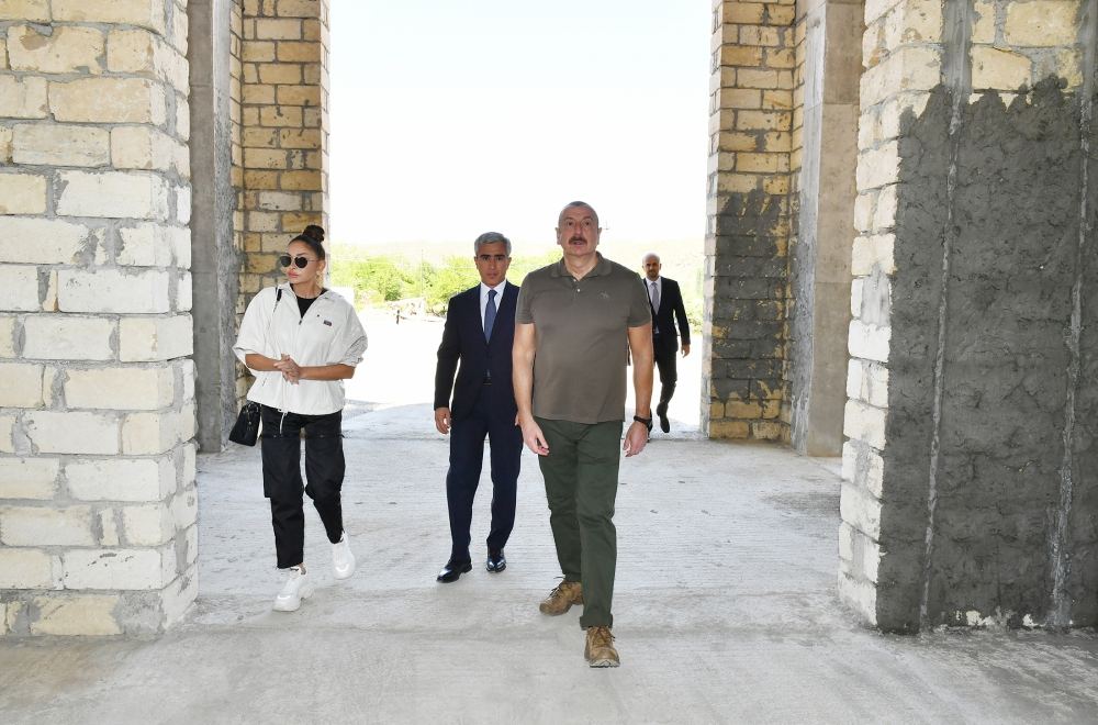 Президент Ильхам Алиев и Первая леди Мехрибан Алиева ознакомились со строительством Зангиланской мечети (ФОТО/ВИДЕО)