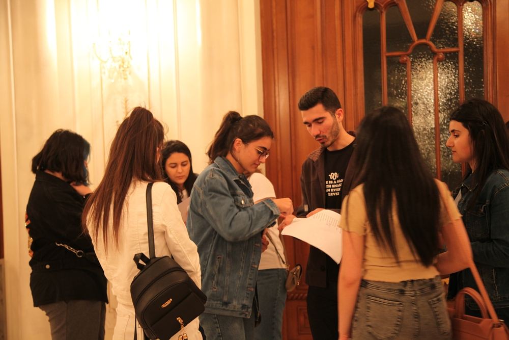 Посвящение Нотр-Дам де Пари, или  Азербайджанская молодежь, вовлеченная в искусство (ФОТО)
