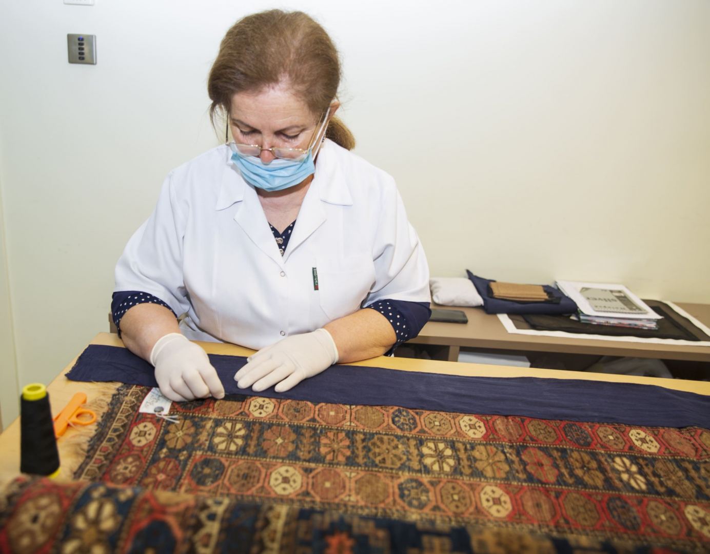 В Азербайджанском национальном музее ковра реставрируют экспонаты, созданные в городе Шуша (ФОТО)