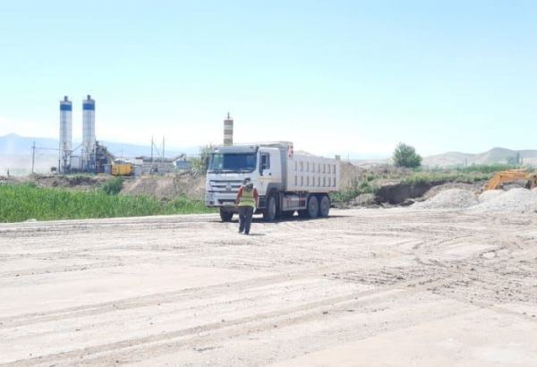 На автодороге Ахмедбейли-Горадиз-Миндживан-Агбенд в ближайшее время начнутся работы по асфальтированию (ФОТО)