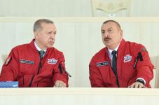 Президент Ильхам Алиев, Президент Реджеп Тайип Эрдоган, Первые леди Мехрибан Алиева и Эмине Эрдоган наблюдали за авиашоу на «ТЕХНОФЕСТ Азербайджан» (ФОТО)