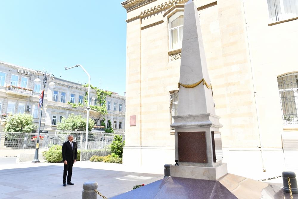 Президент Ильхам Алиев посетил памятник, возведенный в честь Азербайджанской Демократической Республики (ФОТО/ВИДЕО)