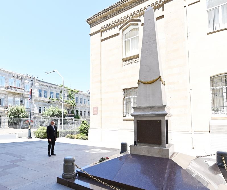 President Ilham Aliyev visits monument to Azerbaijan Democratic Republic (PHOTO/VIDEO)