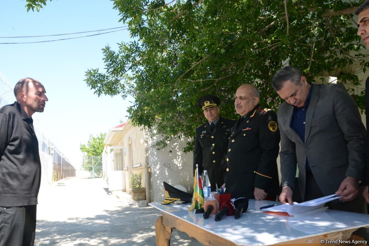 В исправительном учреждении №12 минюста Азербайджана распоряжение о помиловании коснулось двух осужденных (ФОТО)