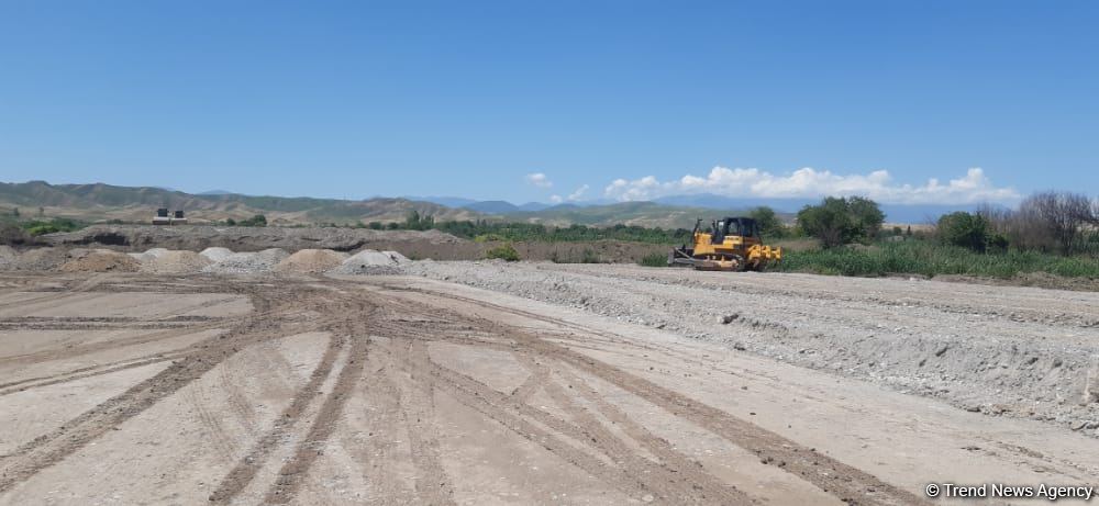 На автодороге Ахмедбейли-Горадиз-Миндживан-Агбенд в ближайшее время начнутся работы по асфальтированию (ФОТО)