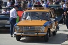 Paytaxtın mərkəzi küçələrində klassik avtomobillərin yürüşü keçirilib (FOTO/VİDEO)
