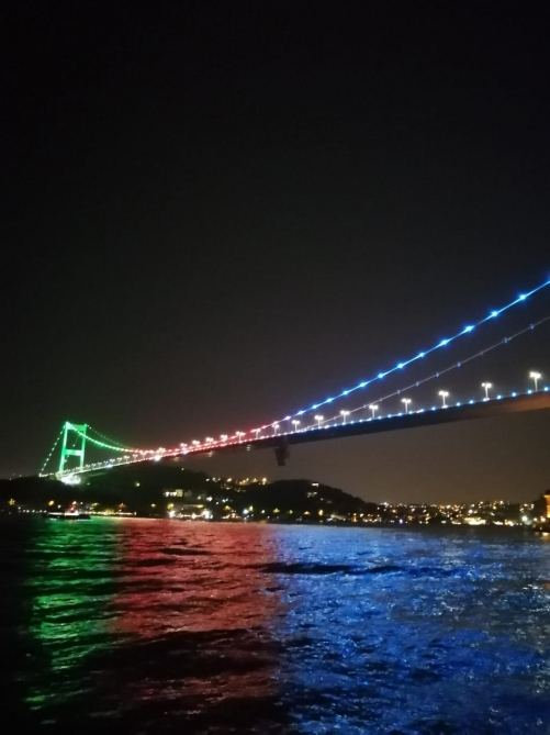 İstanbulun rəmzləri Azərbaycan bayrağının rənglərinə bürünüb (FOTO)