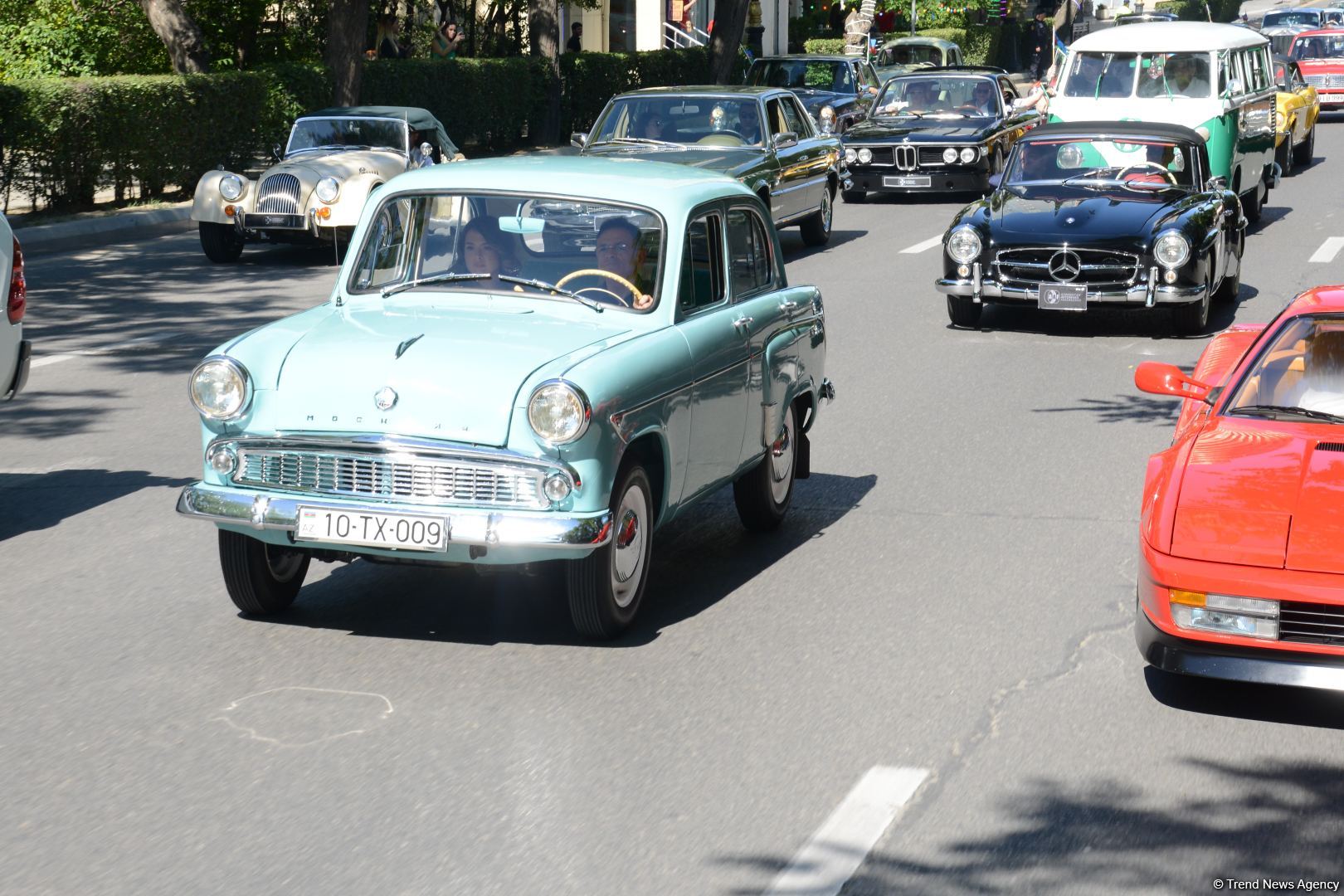 Paytaxtın mərkəzi küçələrində klassik avtomobillərin yürüşü keçirilib (FOTO)