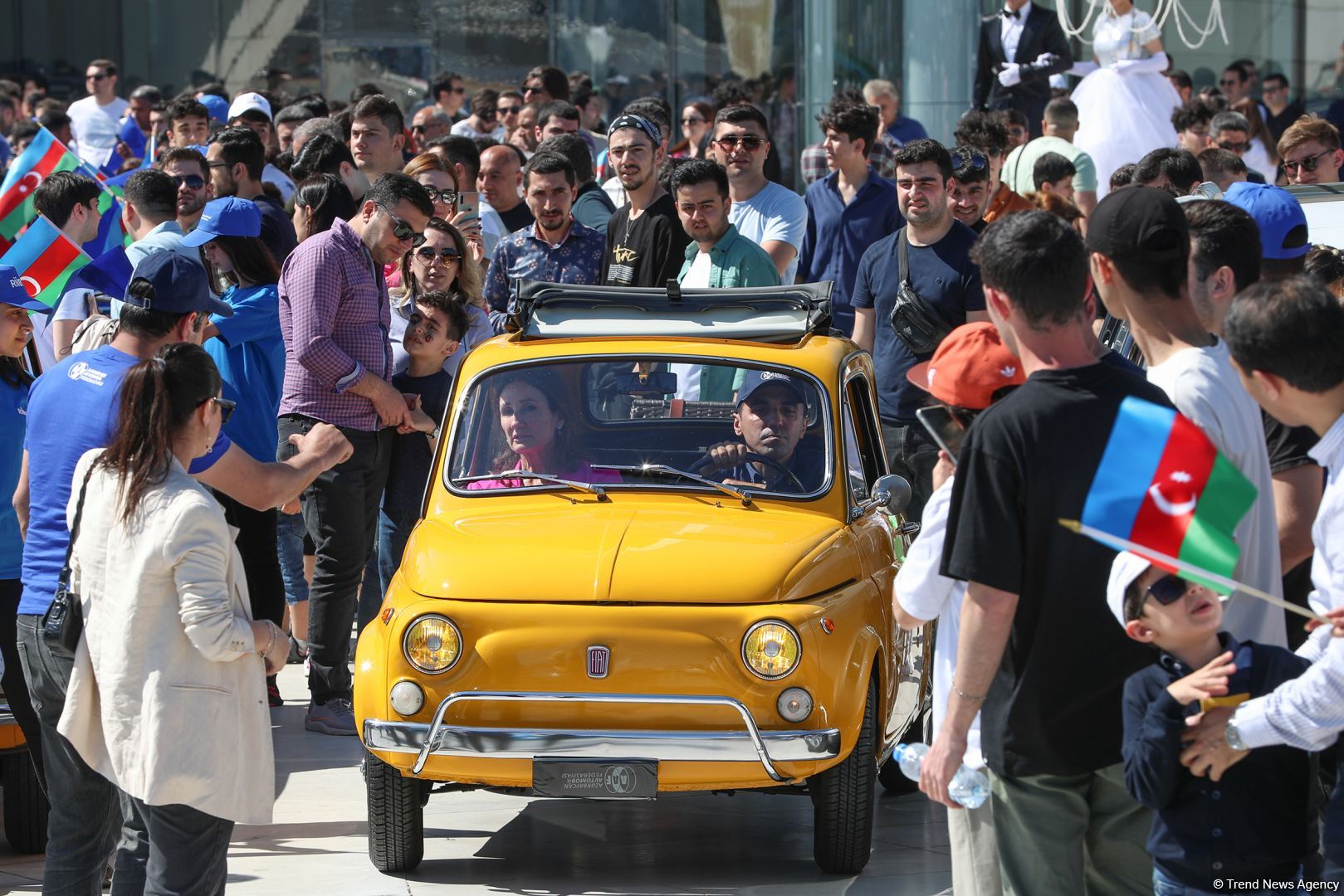 Paytaxtın mərkəzi küçələrində klassik avtomobillərin yürüşü keçirilib (FOTO)