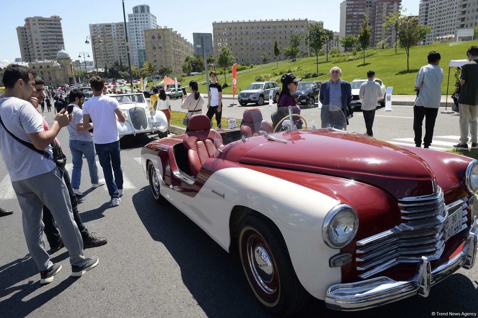 В Баку прошел грандиозный праздник классических автомобилей – автопробег, выставка, конкурсы, ретро-стиль участников (ФОТО)