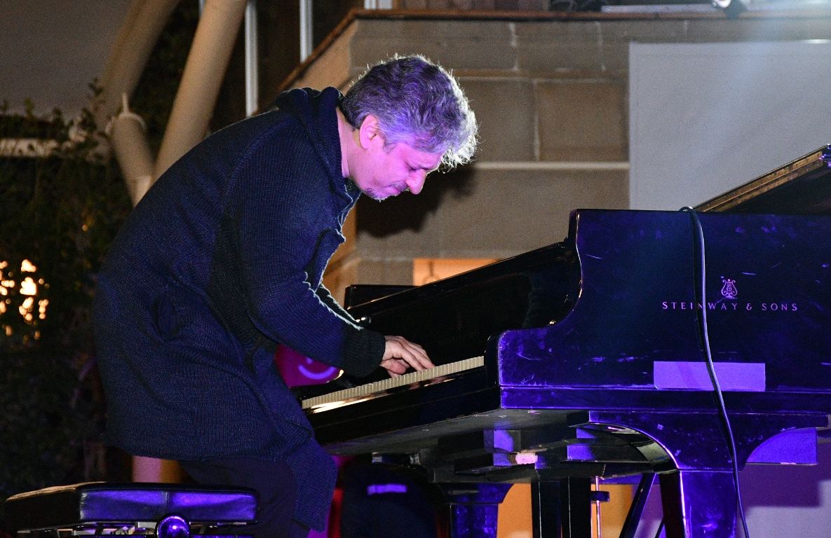 Атмосферное выступление Шаина Новрасли, или Пианист, создающий красоту через музыкальные импровизации (ФОТО/ВИДЕО)